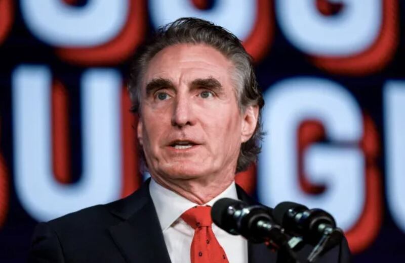 Doug Burgum, durante un discurso el 4 de noviembre de 2023 en Kissimmee, Florida.| Foto: Joe Raedle / Getty Images file