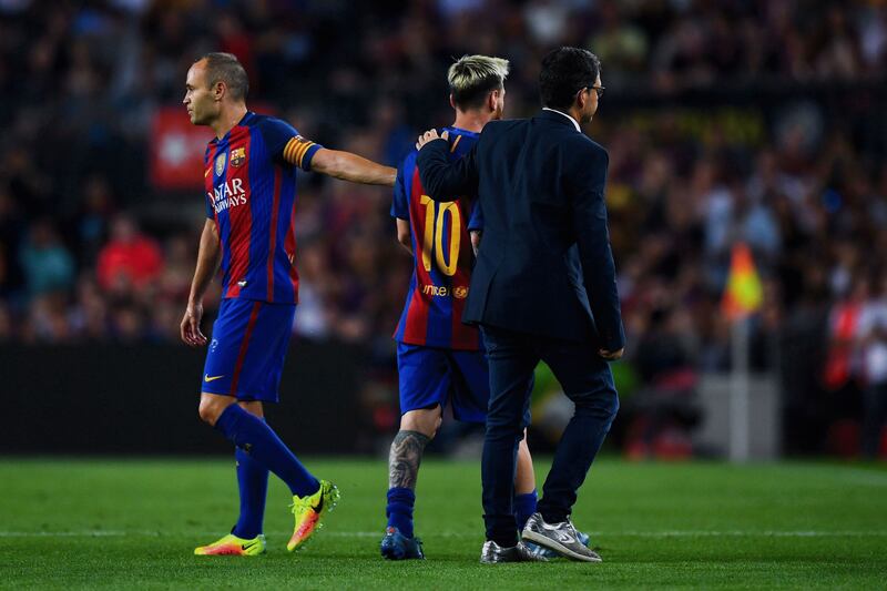 Andrés Iniesta consoló a un lesionado Lionel Messi