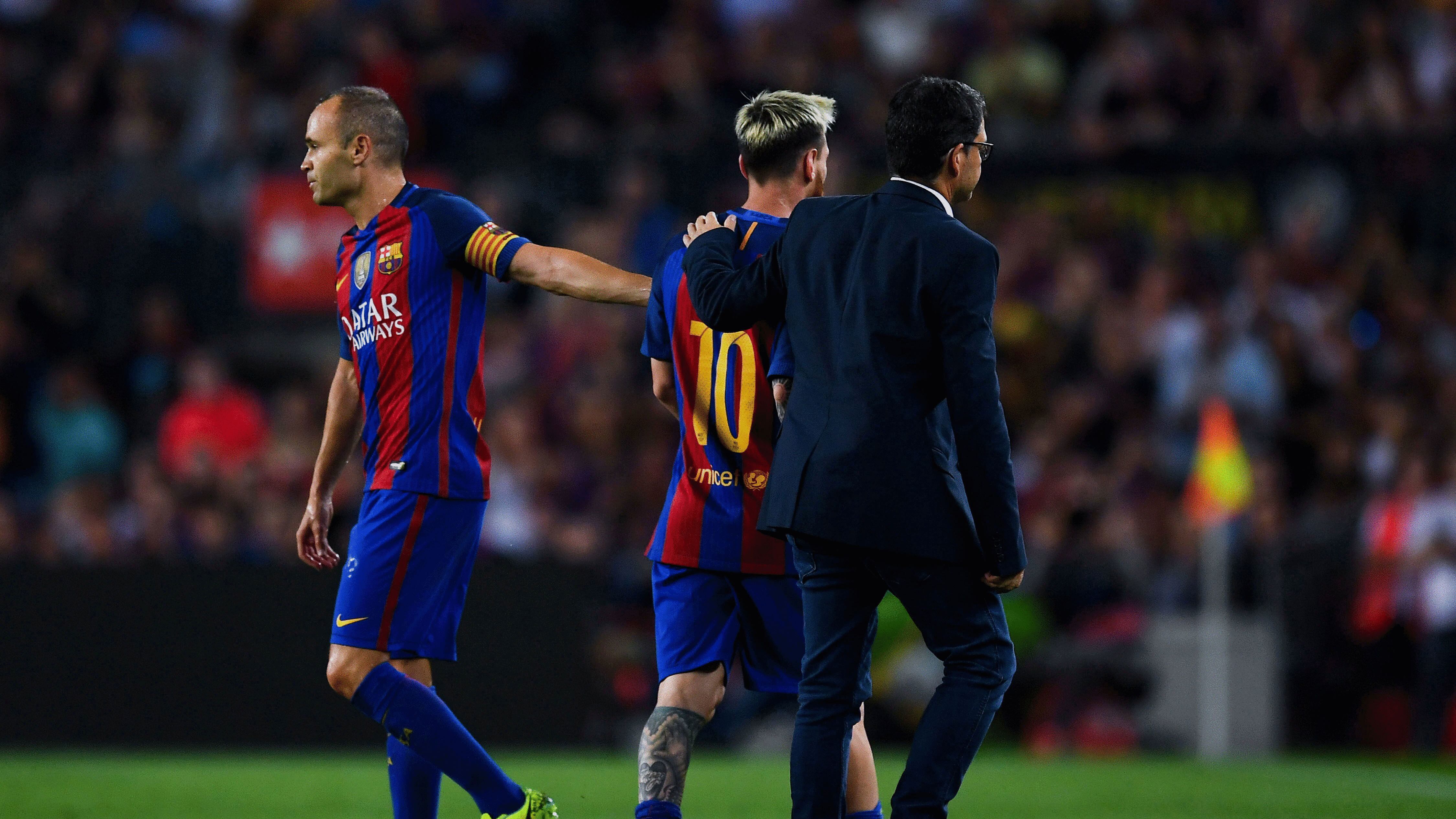 Andrés Iniesta consoló a un lesionado Lionel Messi