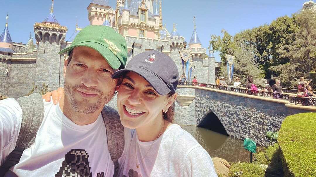 Ashton Kutcher y Mila Kunis. / Instagram: @aplusk