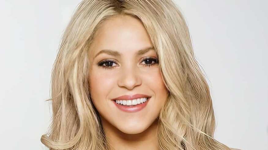 Conoce a los comediantes que recrearon un portada de Shakira