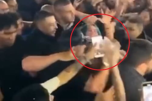 Bañada en alcohol: Arrojan cerveza a la cara de Karol G cuando salía de un concierto
