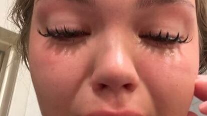 Chica llora por su mala experiencia con tatuaje