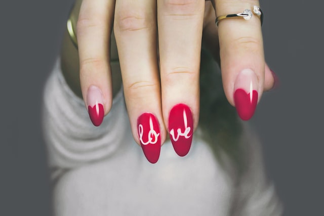 La teoría de las uñas rojas es tendencia en TikTok