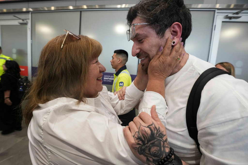 Chileno robado durante la dictadura de Pinochet se reúne con su madre gracias a prueba de ADN
