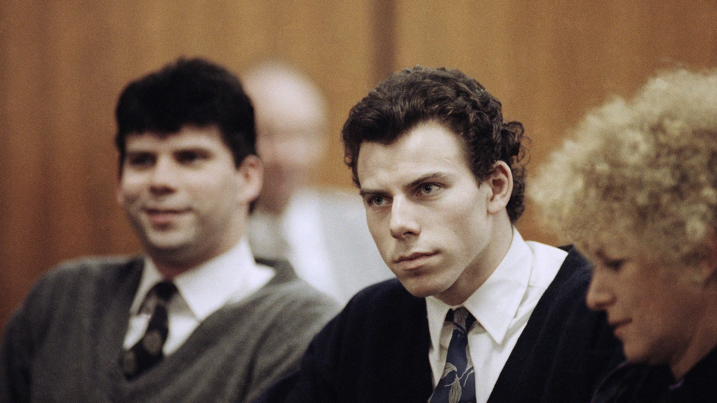Lyle, a la izquierda, y Erik Menéndez se sientan con el abogado defensor Leslie Abramson, a la derecha, en el Tribunal Municipal en el área de Beverly Hills en Los Ángeles, durante una audiencia, el 26 de noviembre de 1990.
