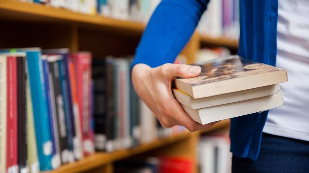 Los autores hispanos han tenido la capacidad de dar a conocer su herencia particular.