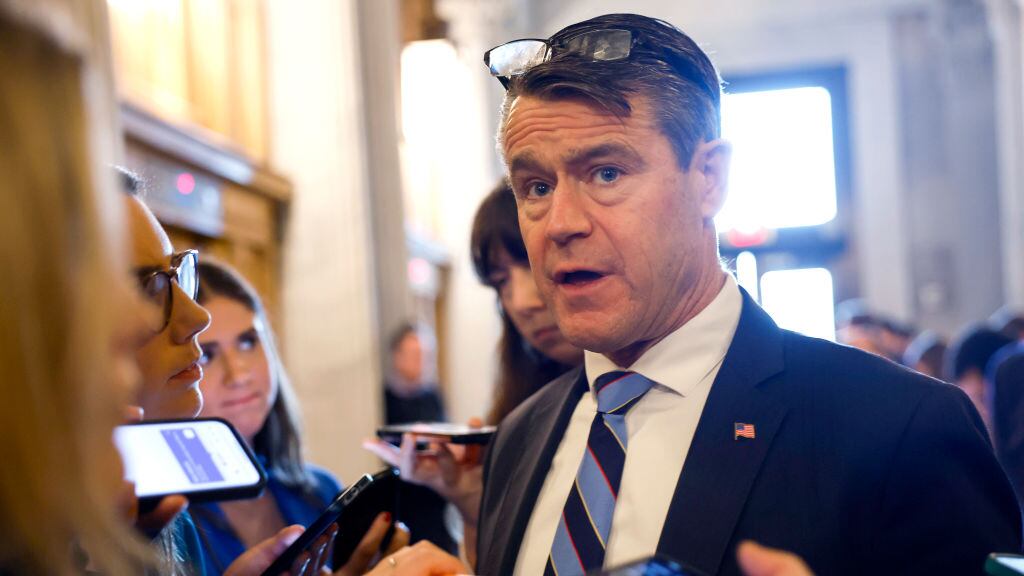 Todd Young senador de Indiana.