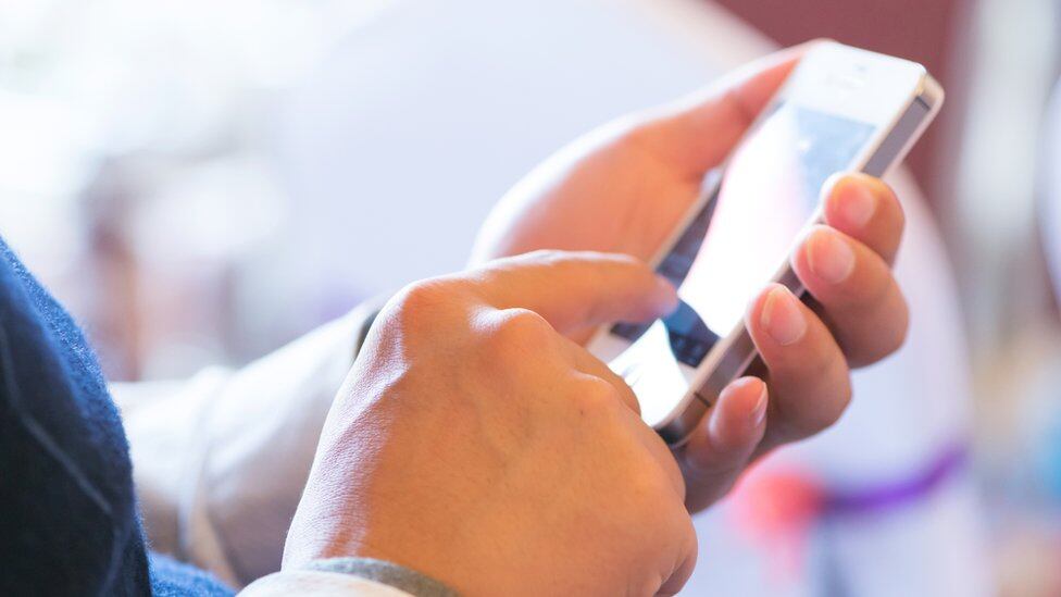 Miembros del Servicios de Ciudadanía e Inmigración de Estados Unidos (USCIS) se encargaron de realizar el motinoreo a los inmigrantes.