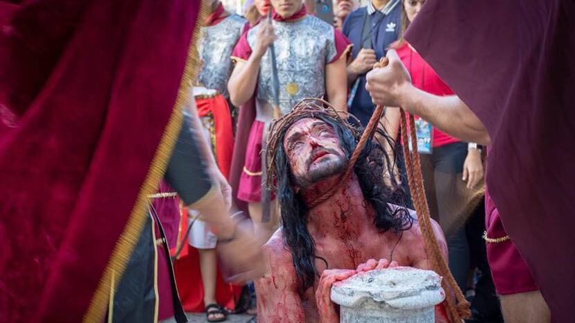 Tradicional vía crucis viviente inspirado en la pasión de Jesucristo.