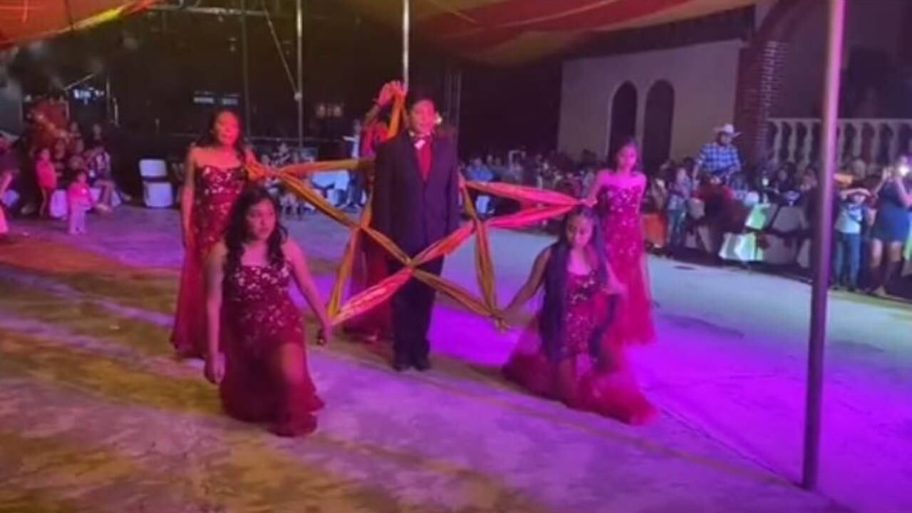 Un joven festeja sus XV Años y se vuelve viral.