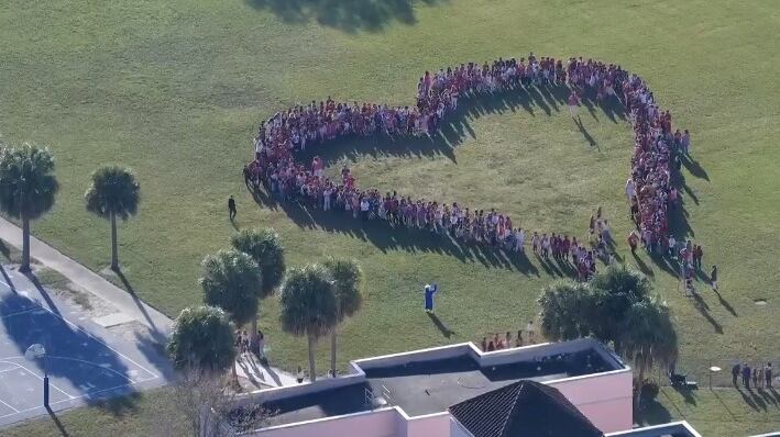Estudiantes y personal formaron un corazón en homenaje a las víctimas de Parkland
