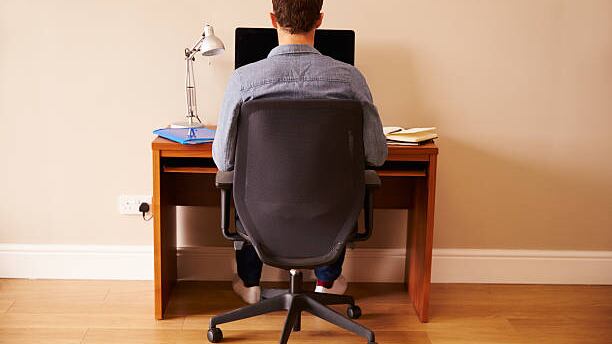 La causa más común del síndrome del trasero muerto es el estar sentado mucho tiempo.