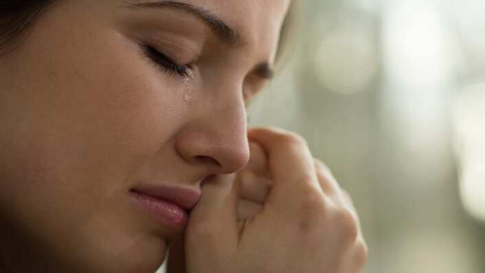 La lágrimas hacen que el ojo se mantega húmedo.