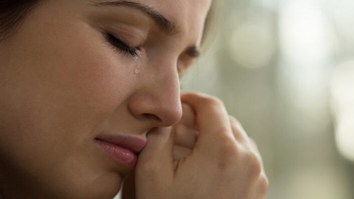 La lágrimas hacen que el ojo se mantega húmedo.