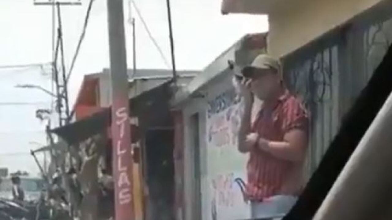 Cachan infidelidad de mexicano por no apagar el Bluetooth de su auto.