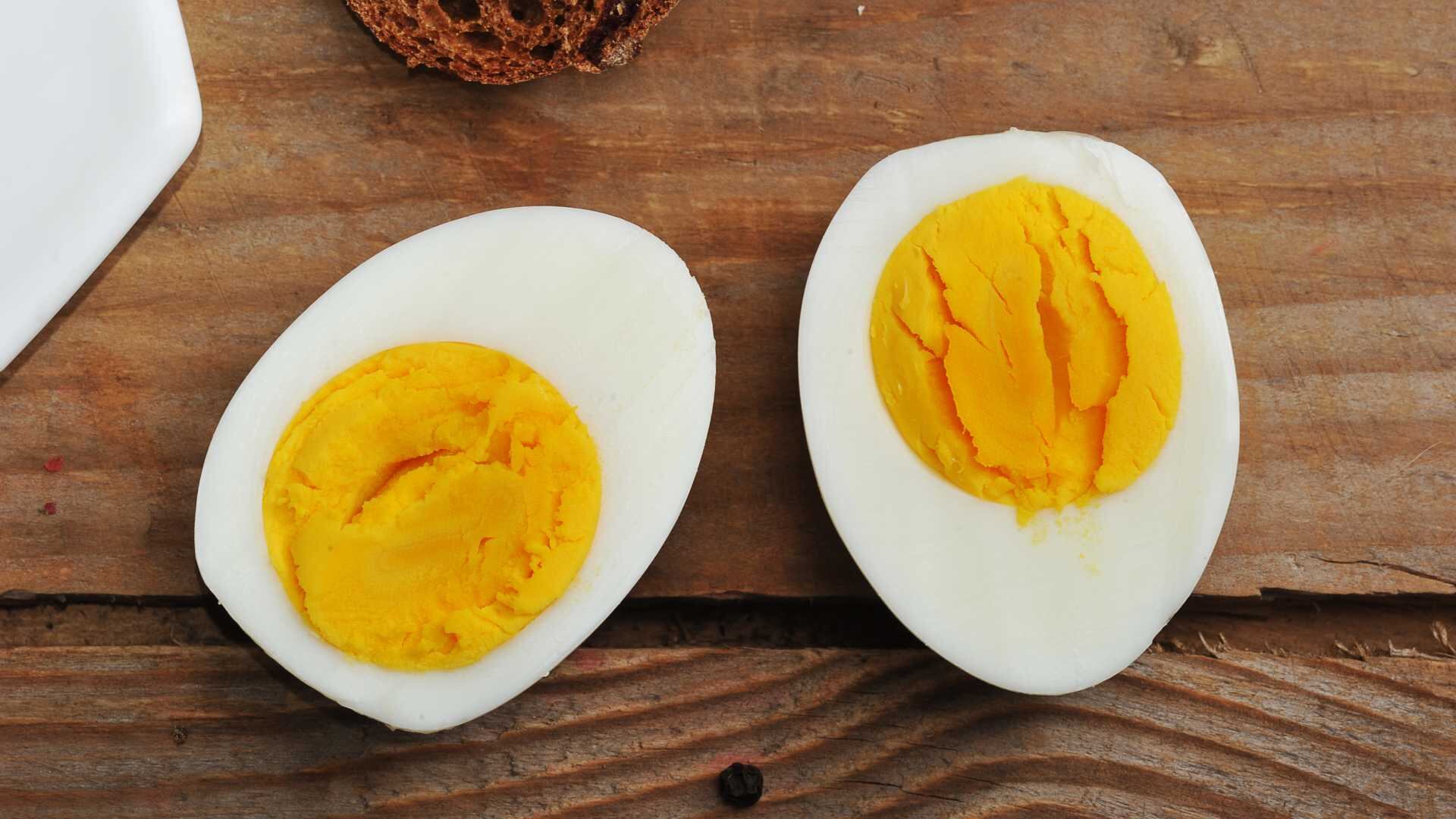 Es mejor calentar el huevo cocido en agua caliente