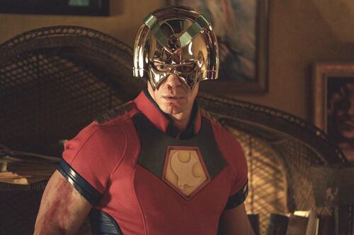 Temporada 2 de Peacemaker presenta misterioso personaje para el universo de DC: Así reaccionó James Gunn