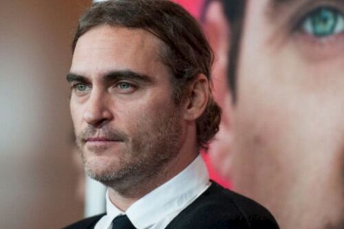 “Terriblemente poco profesional”: Ridley Scott suma a la polémica sobre Joaquín Phoenix recordando cómo fue el rodaje de ‘Gladiador’