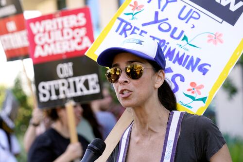 Warner Bros. estaría desesperada por terminar las huelgas en Hollywood ante pérdidas millonarias