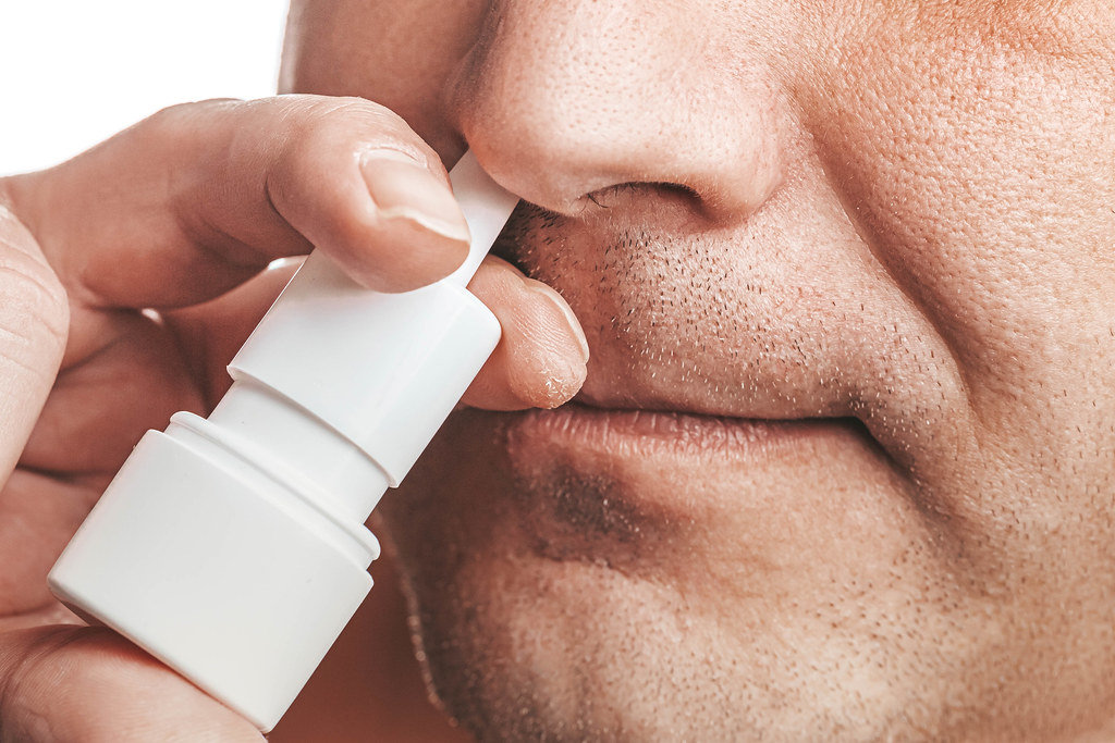 Científicos desarrollaron una vacuna experimental en forma de aerosol nasal diseñada para proteger contra múltiples amenazas respiratorias. Foto: Creative Commons.