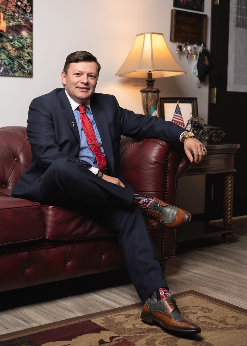 El polifacético Héctor Quiroga planea continuar apoyando a los inmigrantes desde su firma.
