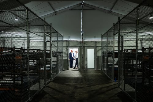 Golpe judicial a Trump: Jueza federal ordena el cierre de Alligator Alcatraz