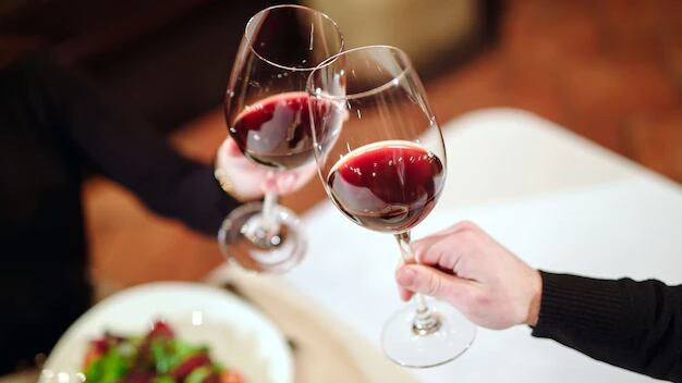 Lo más idóneo es que los hombres ingieran dos copas de vino al día y las mujeres una.