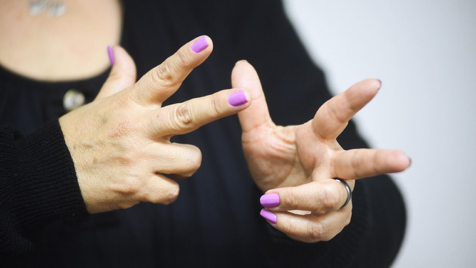 Al menos el 80 % de la población mundial usa 300 lenguas de señas diversas.