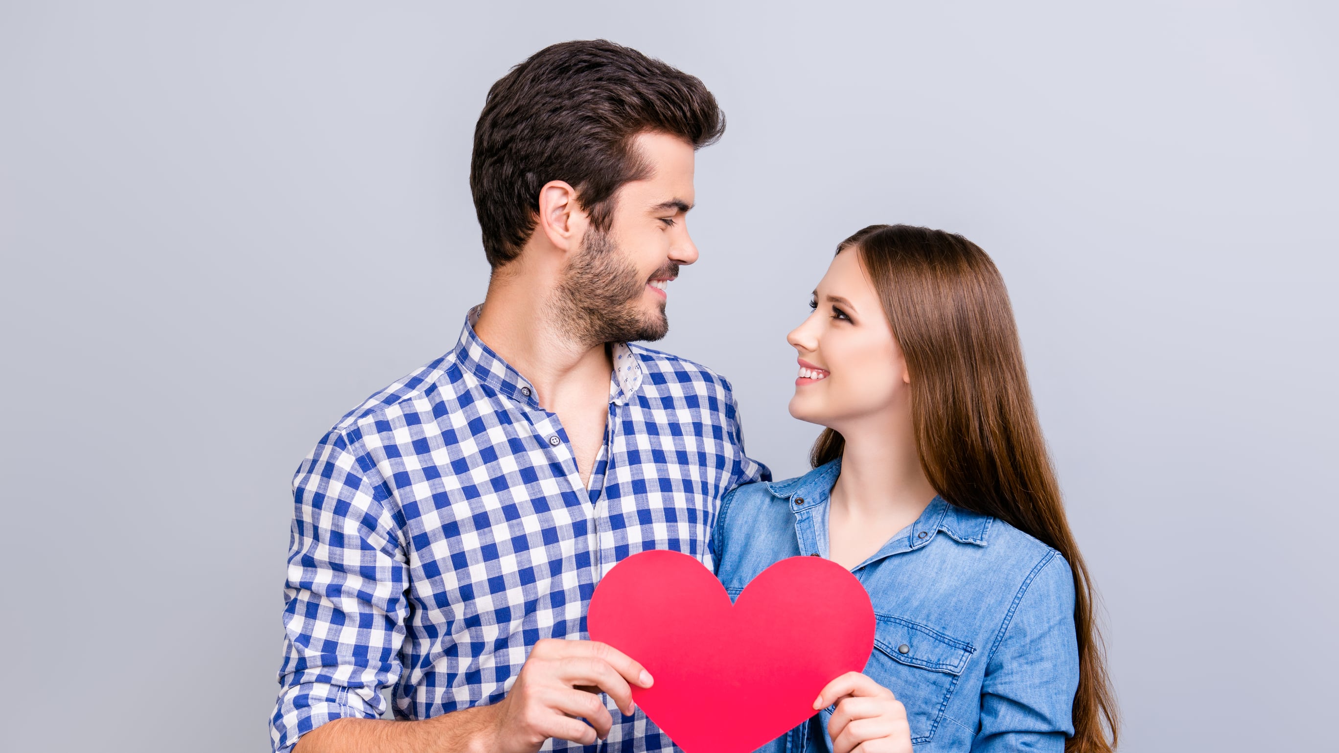 Enamorados. Hay algo muy romántico en llevar perfumes a juego con tu pareja. Es casi como si las parejas que llevan fragancias complementarias tuvieran una conexión invisible que sólo ellos dos conocen