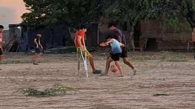 Niño con una pierna juega fútbol