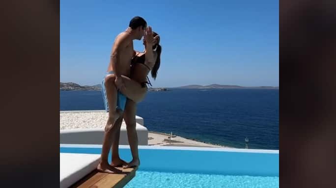 Los novios cayeron al agua, mientras buscaban la pose perfecta