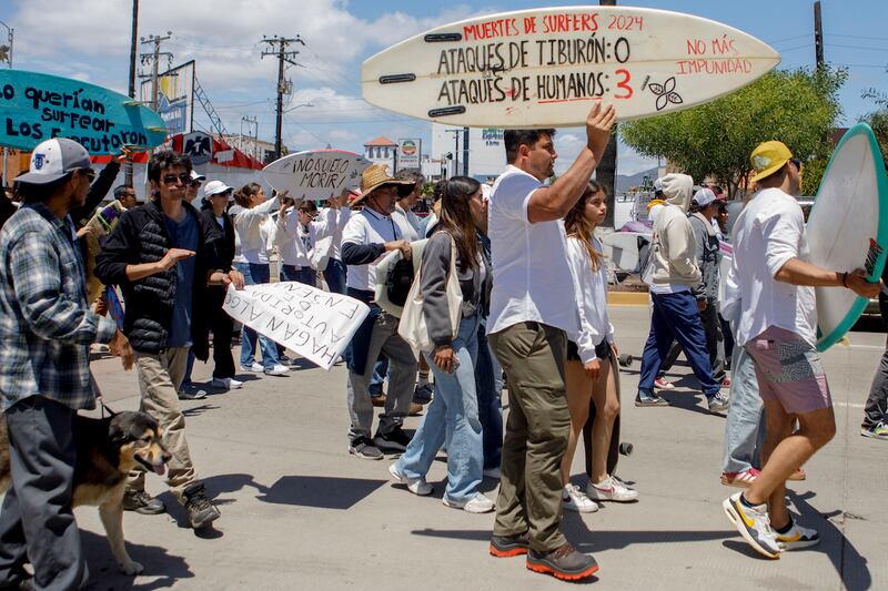 Surfistas marchan para exigir justicia por el asesinato de turistas extranjeros