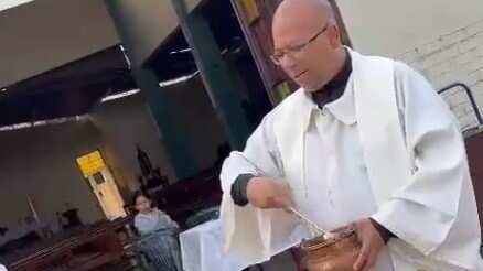 La reacción de un perrito cuando le echan el agua bendita