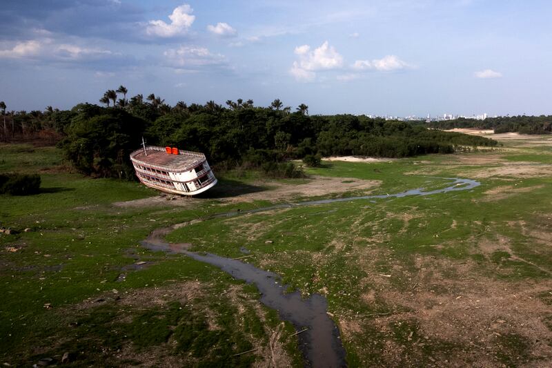 La selva amazónica sufre una dramática sequía IRANDUBA, BRASIL - 04 DE OCTUBRE: Vista aérea de un barco en el puerto de Cacau Pirêra, afectado por la sequía, en Porto do Cacau Pirêra, el 04 de octubre de 2023 en Iranduba, Amazonas, Brasil. El estado de Amazonas sigue en emergencia debido a las graves sequías provocadas por el cambio climático, el calor y el fenómeno de El Niño, que impide la formación de nubes de lluvia. El bajo nivel de los ríos ha causado la muerte de un gran número de peces y ha generado la contaminación del agua. Algunas zonas aledañas al río Amazonas y sus afluentes no son navegables y aíslan a las comunidades locales, que tienen que recibir alimentos, medicinas y agua por vía aérea. (Foto de Bruno Zanardo/Getty Images)