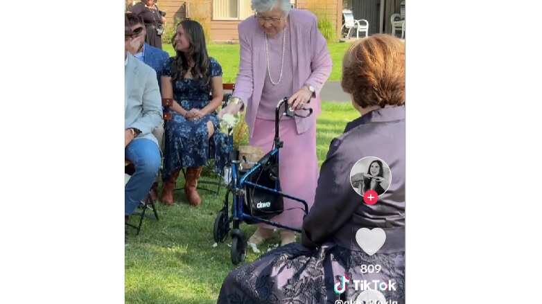 abuela niña de las flores