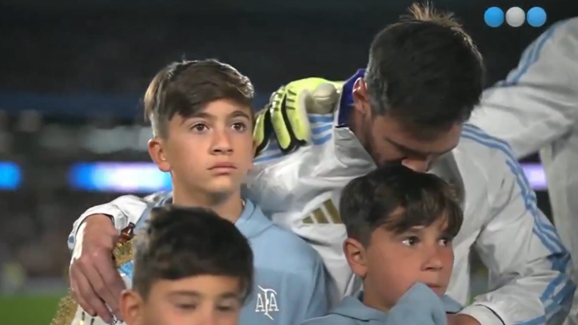 Messi no pudo contener el llanto en su último partido en Argentina: Sus hijos protagonizaron lindo momento