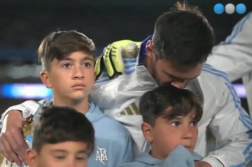 Messi no pudo contener el llanto en su último partido en Argentina: Sus hijos protagonizaron lindo momento