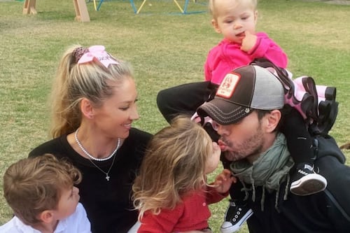 Anna Kournikova impone moda para embarazadas: así combina sus prendas en la plena recta final