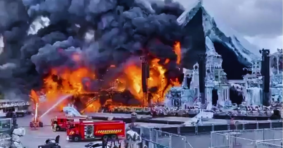 Tomorrowland is on fire! These are the videos of the main stage fire