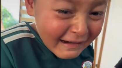 Niño llora de felicidad por figurita de Chucky Lozano