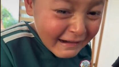 Niño llora de felicidad por figurita de Chucky Lozano