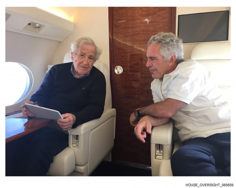 Jeffrey Epstein junto al filósofo Noam Chomsky