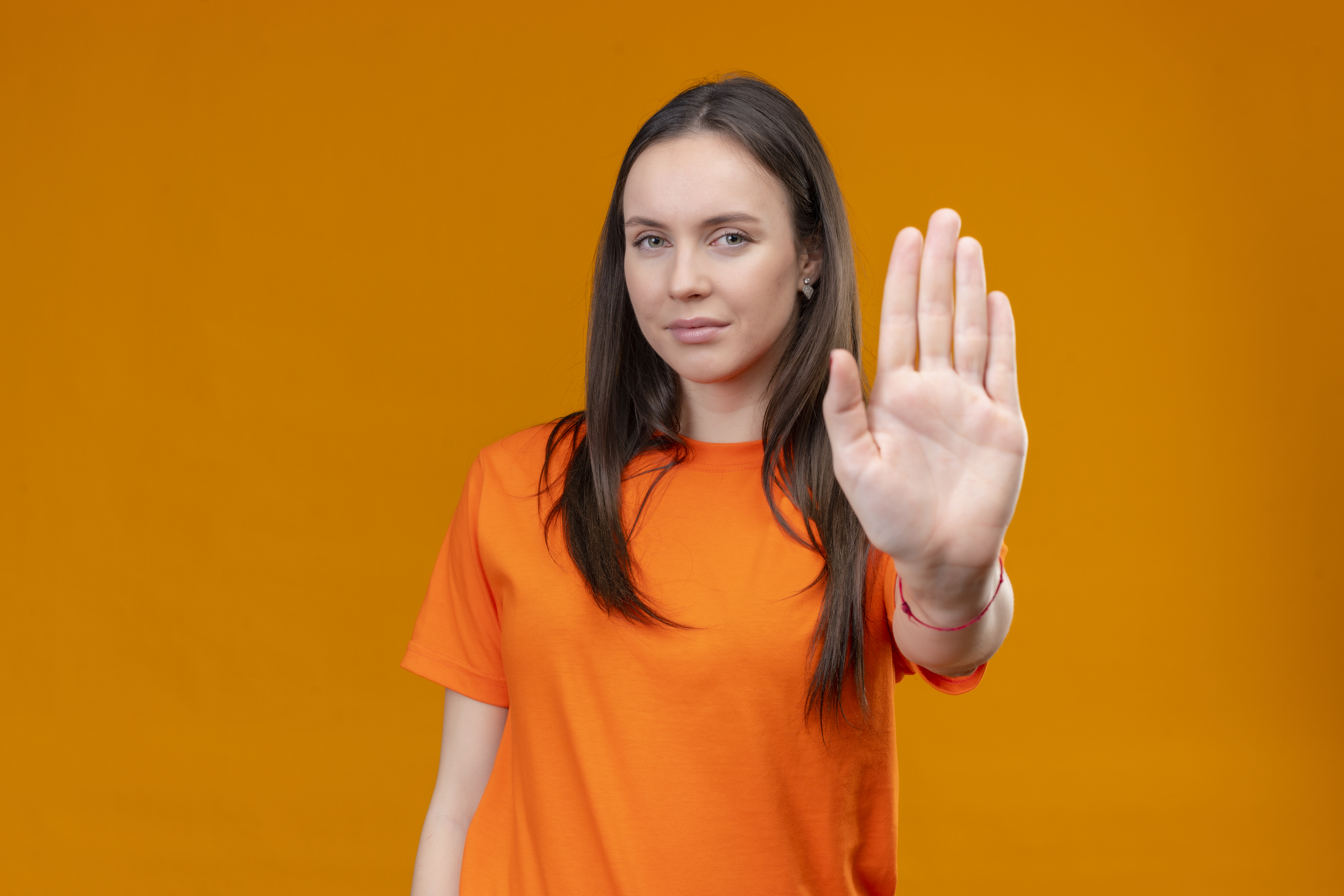 El Día Naranja es una inicitaiva impulsada por la ONU; el día 25 de cada mes invita a visibilizar y erradicar la violencia contra mujeres y niñas. Foto: Freepik.
