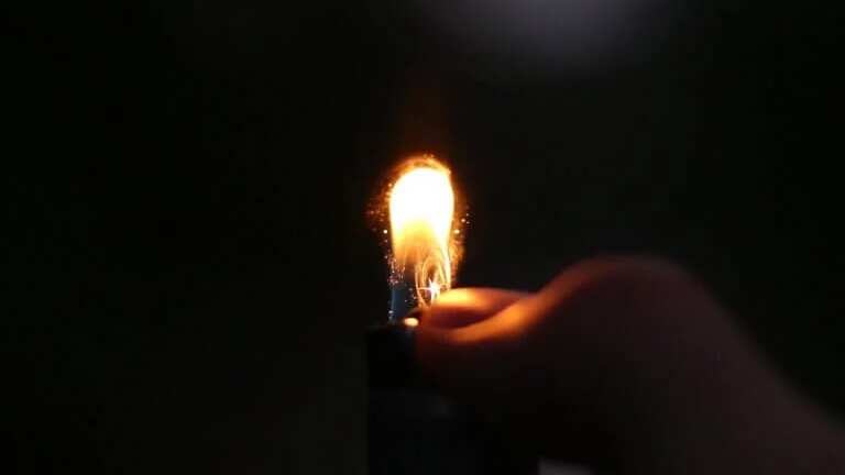 El reto viral hizo que el joven usara un mechero.