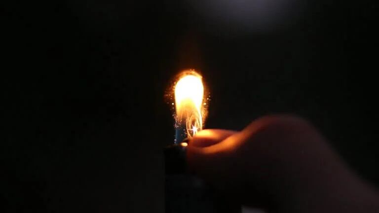 El reto viral hizo que el joven usara un mechero.