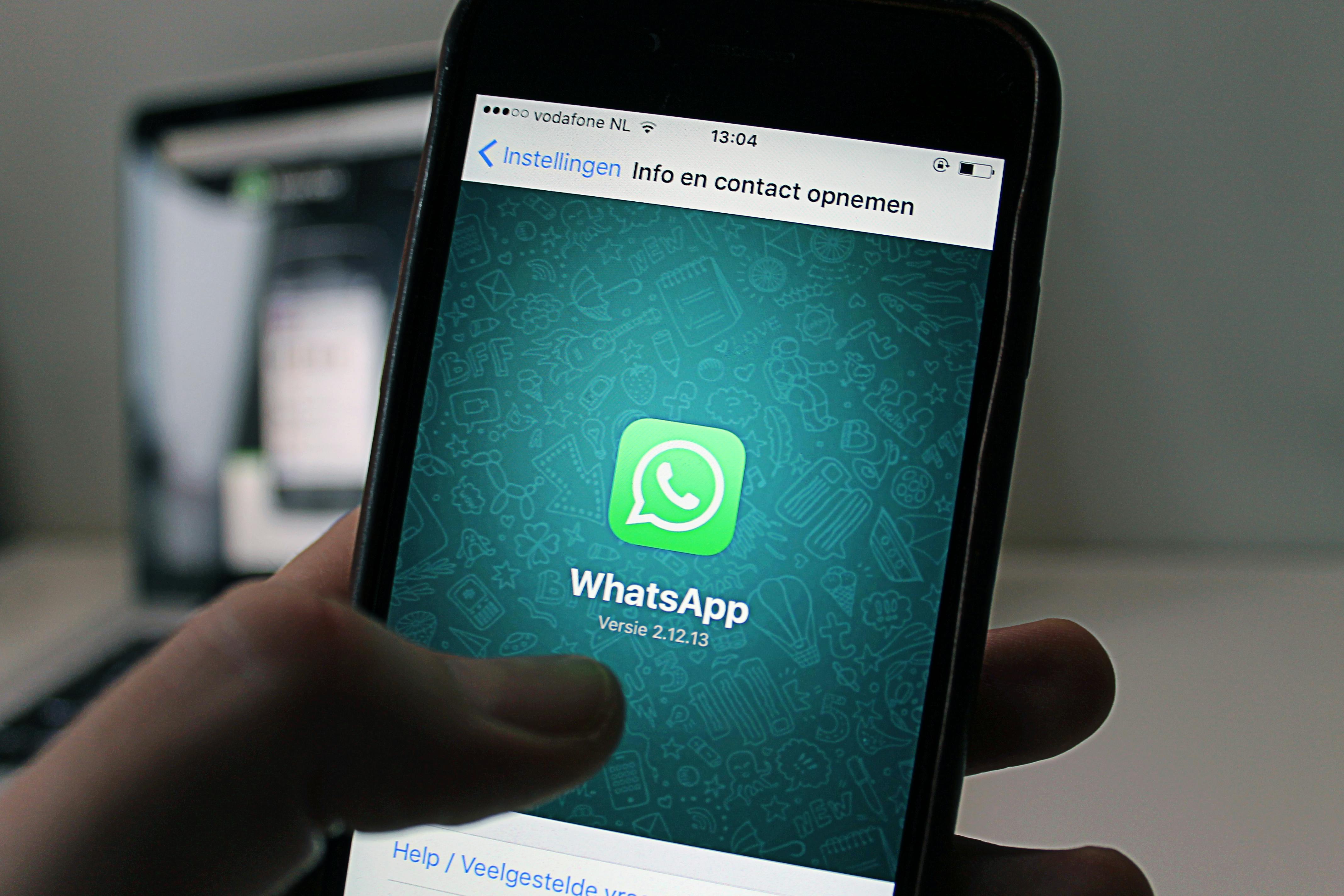 La plataforma de mensajería más usada del mundo incluirá publicidad en su pestaña de “Novedades”, sin afectar los chats privados ni los grupos.