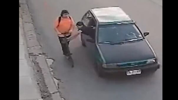 La víctima iba concentrada en el camino cuando le arrebataron su patinete en marcha