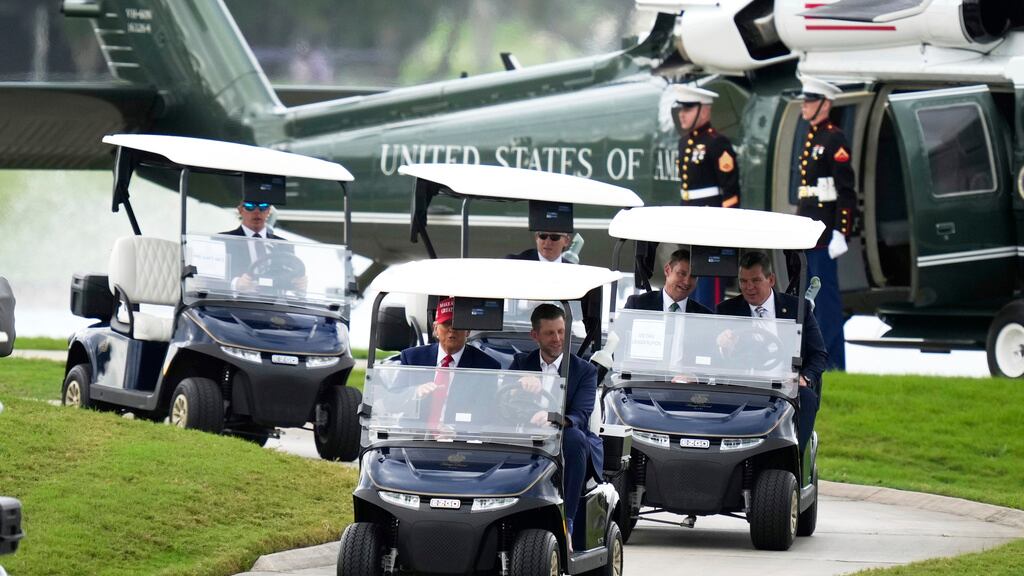 Donald Trump jugando golf