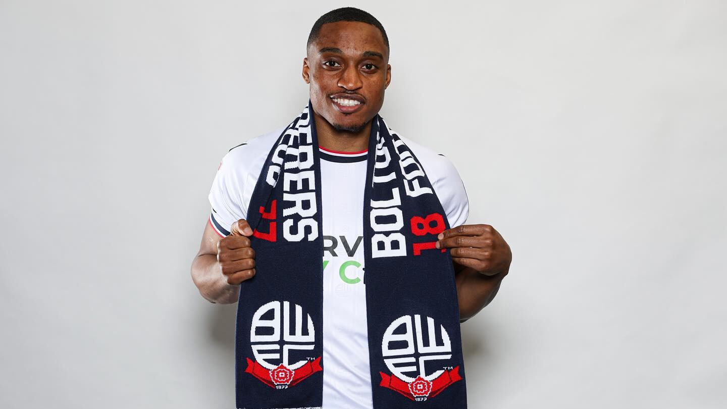 Victor Adeboyejo, delantero nigeriano del Bolton Wanderers.